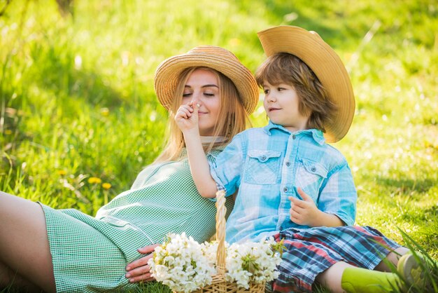 Vida ecológica Amor y respeto a la patria Ocio de fin de semana Explorar la naturaleza Temporada de primavera Felices vacaciones Familia vaquera recogiendo flores de primavera Madre e hijo descansando Vacaciones de primavera Buenas vibraciones