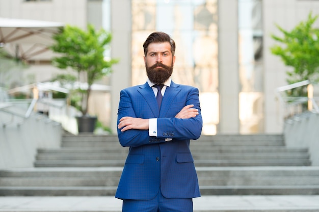 Vida encantada Confiante e bonito noivo de noiva sério cruzou as mãos ao ar livre beleza masculina brutal formal e homem de moda de escritório de terno espere no conceito de liderança de escadas Empresário usar jaqueta