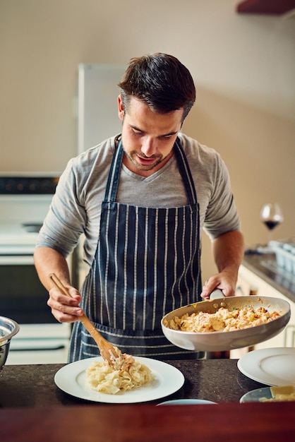 La vida es una cocina ponte el delantal y cocina Toma de un joven cocinando en la cocina