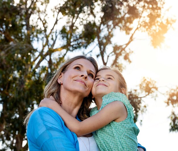 La vida es cuestión de momentos Fotografía de una feliz madre e hija pasando tiempo juntas al aire libre