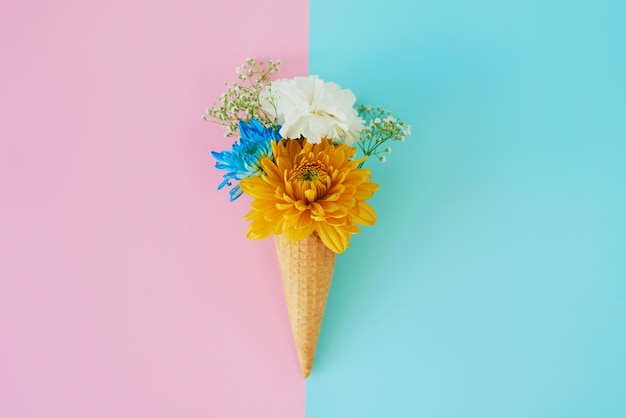 La vida es perfecta, solo agregue flores Toma de un cono relleno de flores contra un fondo colorido