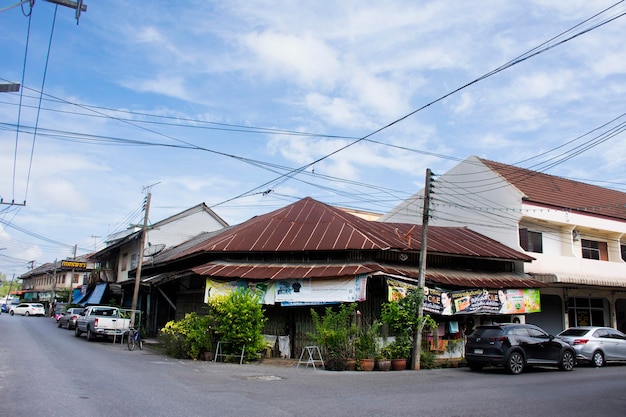 Vida y estilo de vida de la población local y casa antigua o casa retro en el antiguo casco antiguo puente de arco de 100 años para los tailandeses viajeros extranjeros visitan el 12 de octubre de 2023 en Surat Thani Tailandia