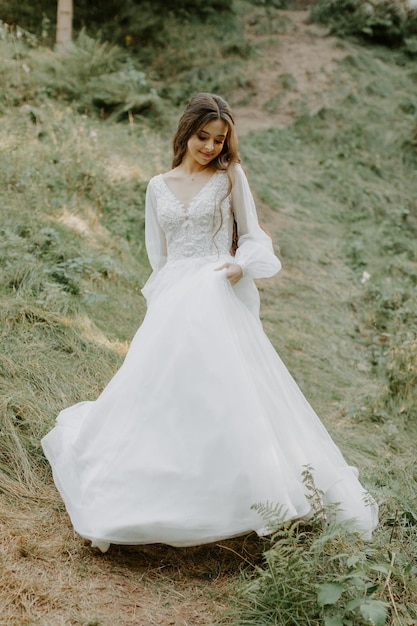 vida feliz menina delicada e elegante cabelo preto branco elegante vestido leve, senhora corre floresta