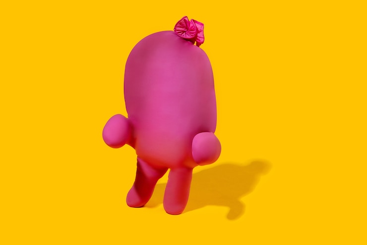 Foto la vida del guante de goma como una persona ropa protectora aislada sobre fondo amarillo studio