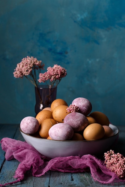 Foto vida morta com ovos e flores