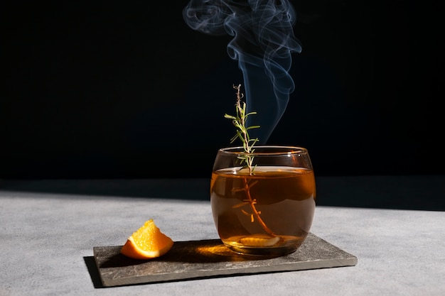 Foto vida morta de bebida de mezcal com verme maguey