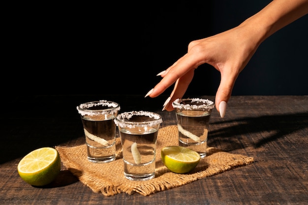 Foto vida morta de bebida de mezcal com verme maguey