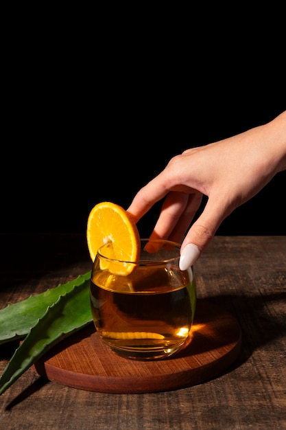 Foto vida morta de bebida de mezcal com verme maguey