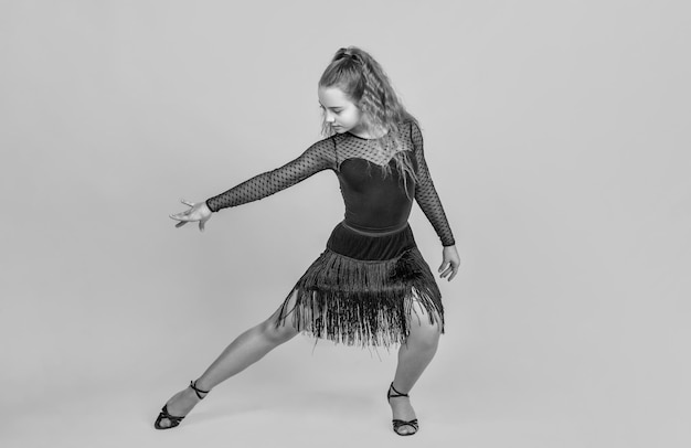 Vida en movimiento niño en pose de baile profesional slowfox y quickstep vals y tango ropa de baile ropa de moda escuela de baile niña adolescente bailarina de salón niño bailando en vestido negro