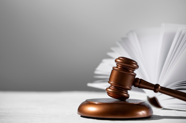 Vida muerta con las balanzas de la justicia