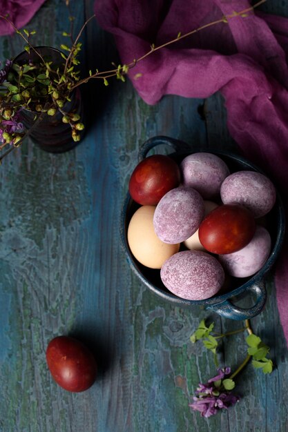 Foto vida muerta con huevos y flores