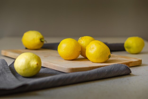Vida muerta de limones y agua dulce