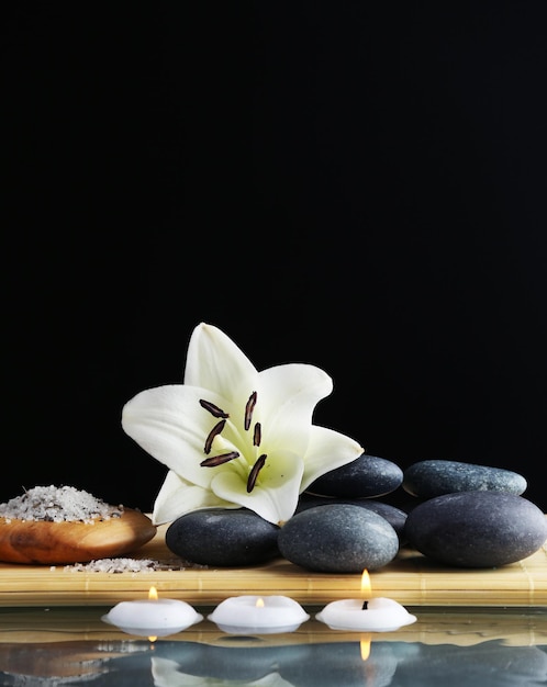 Vida muerta con piedras de spa en fondo negro