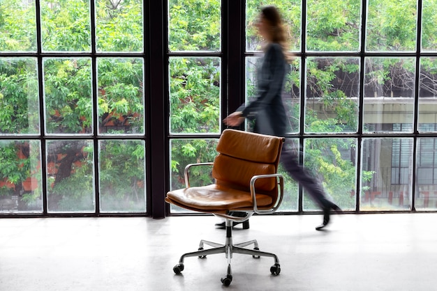 Vida muerta de una silla de oficina en el interior