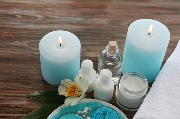 Vida muerta de spa en color azul claro en un primer plano de mesa de madera