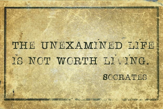La vida no examinada no vale la pena vivir- cita del antiguo filósofo griego Sócrates impresa en cartón vintage grunge