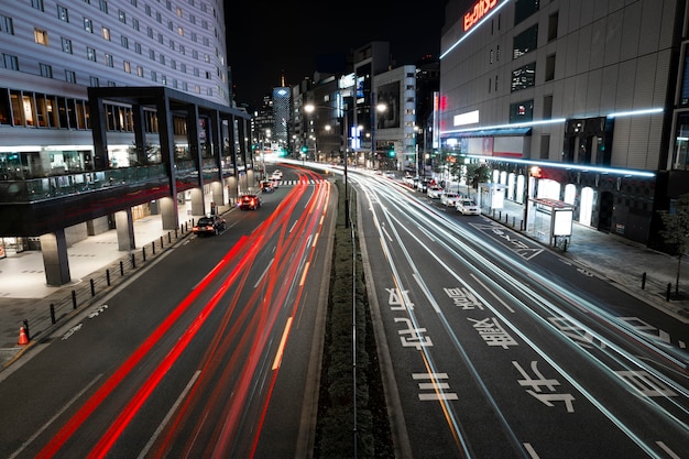 La vida nocturna de la ciudad brilla en las calles.