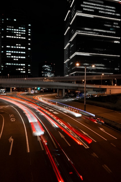 La vida nocturna de la ciudad brilla en las calles.