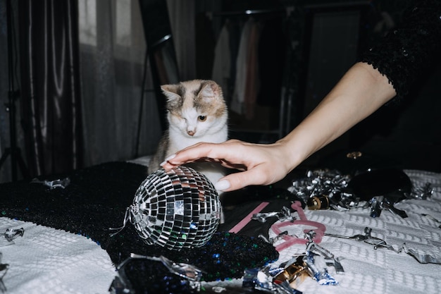 Vida noturna festa de ano novo mulher bonita em vestido de noite brilhante vai para a festa de ano novo