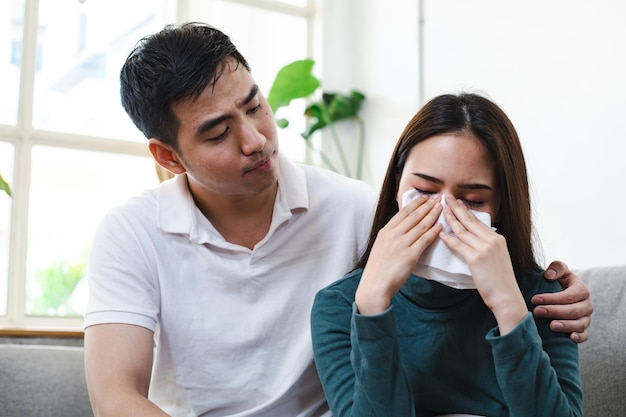 Vida de una pareja joven No hay felicidad en el matrimonio después de que no se entienden