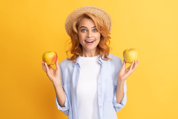 Vida saludable. dieta y belleza de la piel. cuidado dental. pausa para almorzar. desintoxicación. niña feliz con manzana. vitamina y dieta. mujer con sombrero de paja comiendo alimentos saludables. salud juvenil. manzana fresca orgánica natural