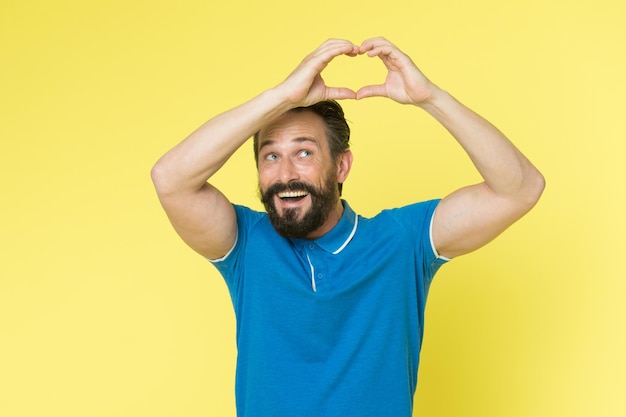 Vida sana Gesto de corazón de hombre maduro Corazón y atención médica Diagnóstico y tratamiento Prevención de ataques cardíacos Hombre mayor con barba que sostiene las manos en forma de corazón Signo romántico Chico sonriente feliz