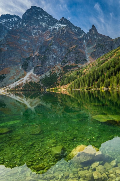 Vida selvagem na Polônia Maravilhoso lago de montanha em Tatras no outono