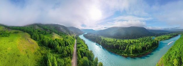 Vida silvestre en verano en Europa. río, montañas, colinas y niebla matutina, el ambiente para un viaje es una vista panorámica impresionante. el camino a lo largo del río con agua turquesa, aire limpio y espacios abiertos