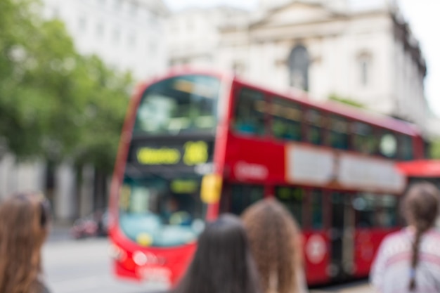 Vida urbana, fundos e conceito de transporte - rua da cidade com ônibus vermelho de dois andares em londres