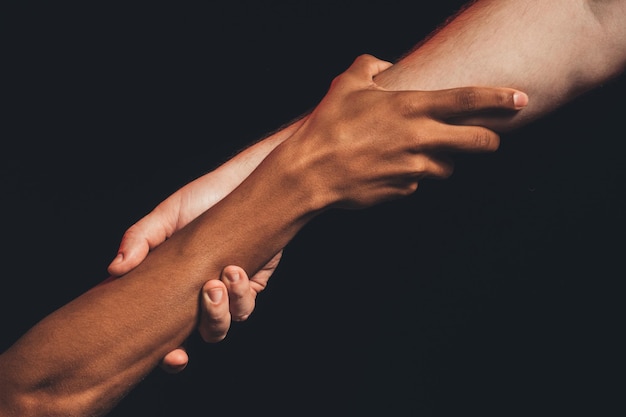 Las vidas negras importan la amistad racial manos sosteniendo