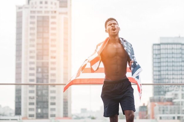 Las vidas negras importan el concepto chico afroamericano con bandera de estados unidos