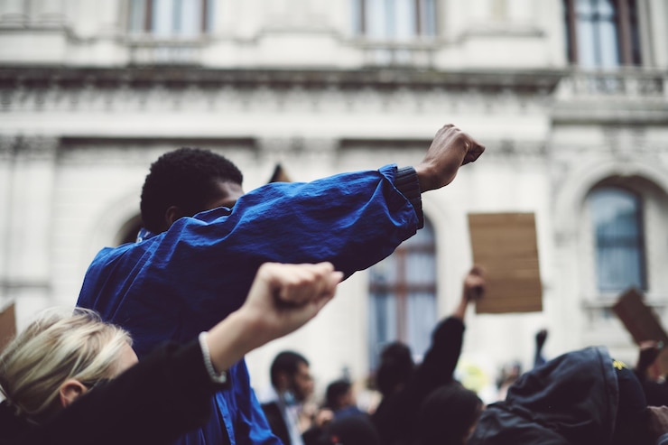 Foto vidas negras são importantes manifestante levantou o punho blm