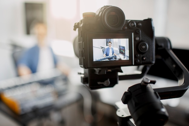 El video blogger en vivo enseña cómo hacer pistas de música