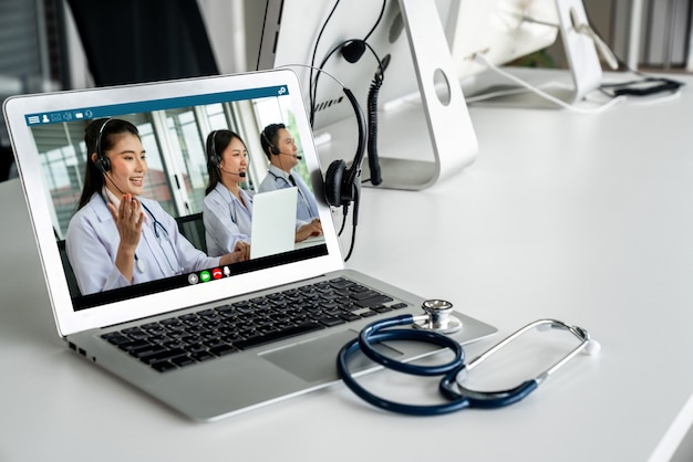 Foto vídeo chamada on-line do serviço de telemedicina para médico para conversar ativamente com o paciente