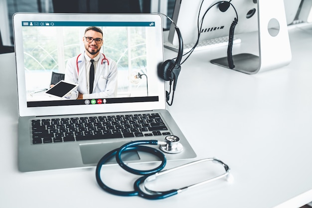 Vídeo chamada on-line do serviço de telemedicina para médico para conversar ativamente com o paciente