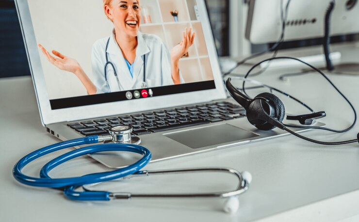 Foto vídeo chamada on-line do serviço de telemedicina para médico para conversar ativamente com o paciente
