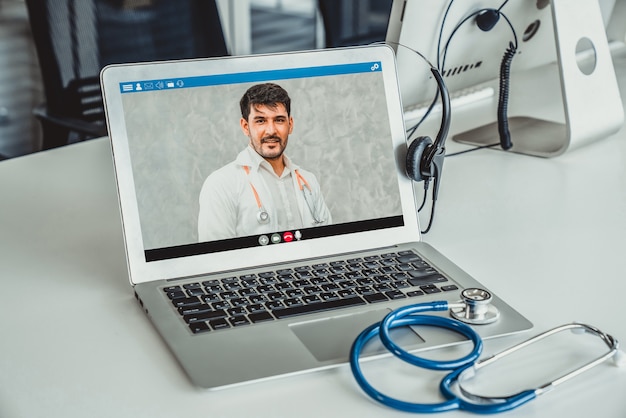 Vídeo chamada on-line do serviço de telemedicina para médico para conversar ativamente com o paciente