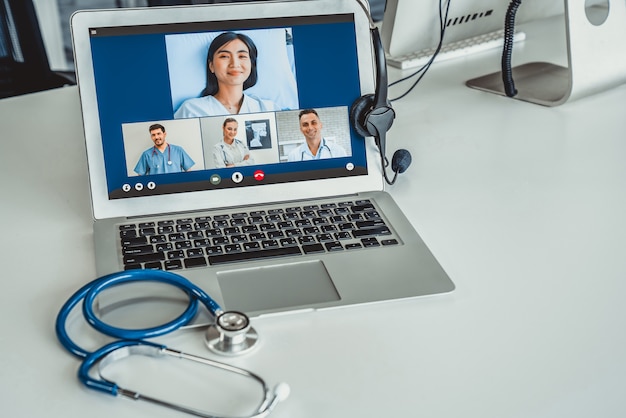 Vídeo chamada on-line do serviço de telemedicina para médico para conversar ativamente com o paciente