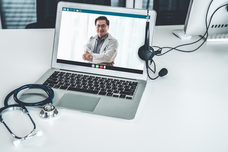 Foto vídeo chamada on-line do serviço de telemedicina para médico para conversar ativamente com o paciente