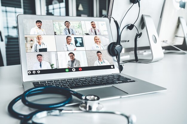 Vídeo chamada on-line do serviço de telemedicina para médico para conversar ativamente com o paciente