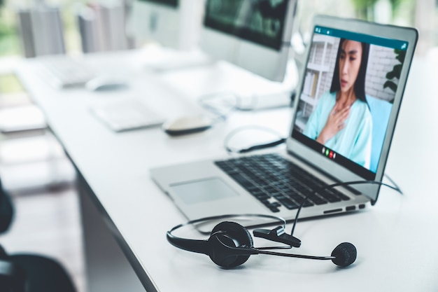 Vídeo chamada on-line do serviço de telemedicina para médico para conversar ativamente com o paciente