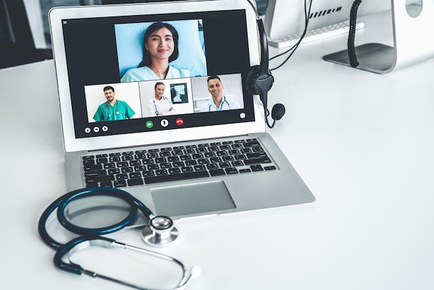 Vídeo chamada on-line do serviço de telemedicina para médico para conversar ativamente com o paciente