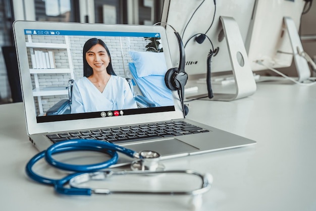 Vídeo chamada on-line do serviço de telemedicina para médico para conversar ativamente com o paciente