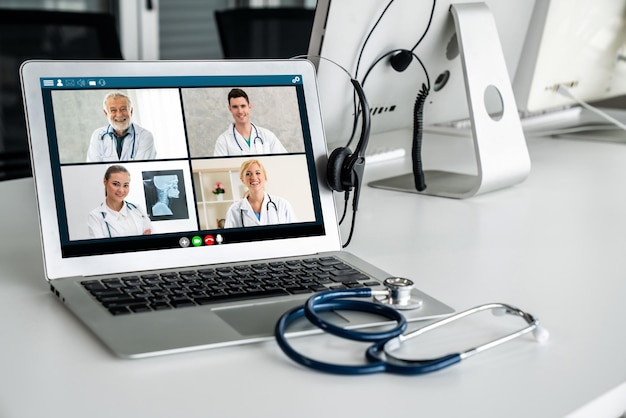 Vídeo chamada on-line do serviço de telemedicina para médico para conversar ativamente com o paciente