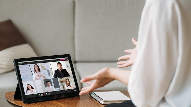 Video-Interview Business-Web-Chat Digitale Präsentation Unzufriedene CEO, die schlechte Statistikberichte mit diversen Teams auf dem Tablet-Bildschirm im Home Office mit freiem Speicherplatz bespricht