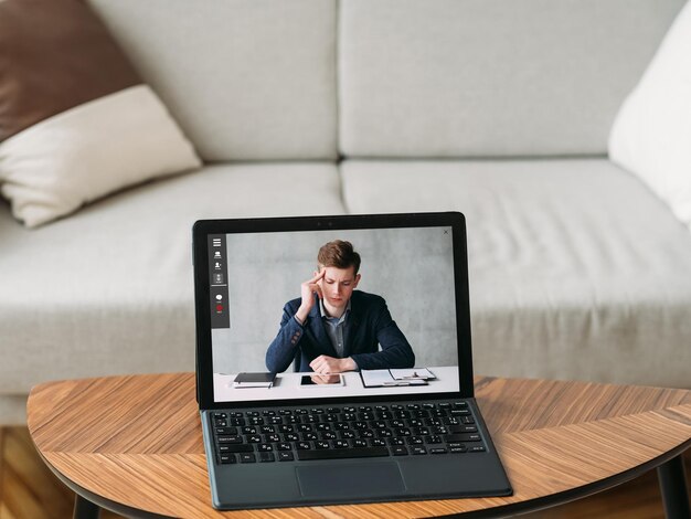 Video-Interview-Web-Chat-Geschäftsmann auf Laptop