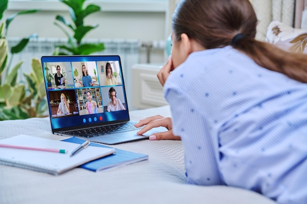 Video-Konferenz Teenager-Schülerin schaut auf den Laptop-Bildschirm mit einer Gruppe von Teenagern, die zu Hause aus der Ferne lernen Online-Lektion Fernunterricht Elearning-E-Bildungstechnologie Highschool