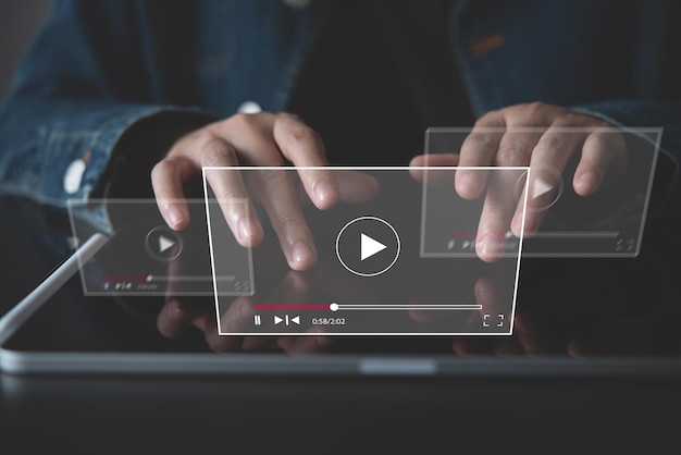 Video-Marketing-Konzept Frau spielt Video-Inhalte online Streaming läuft Kurzfilm auf digitalem Tablet Marketing-Technologie und Werbung für Online-Geschäfte Internet-Netzwerk