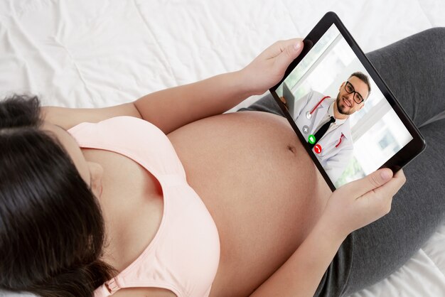 Vídeo online do serviço médico de telemedicina com gestante para atendimento pré-natal