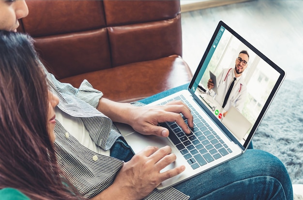 Foto vídeo online do serviço médico de telemedicina para bate-papo virtual sobre saúde do paciente e médicos